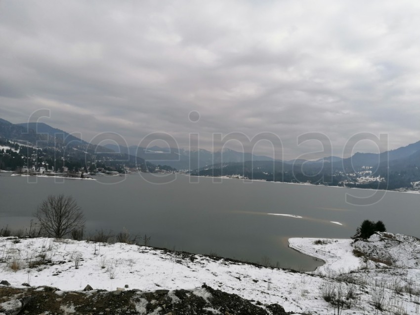 Lago en Colibita Rumanía temporada de invierno