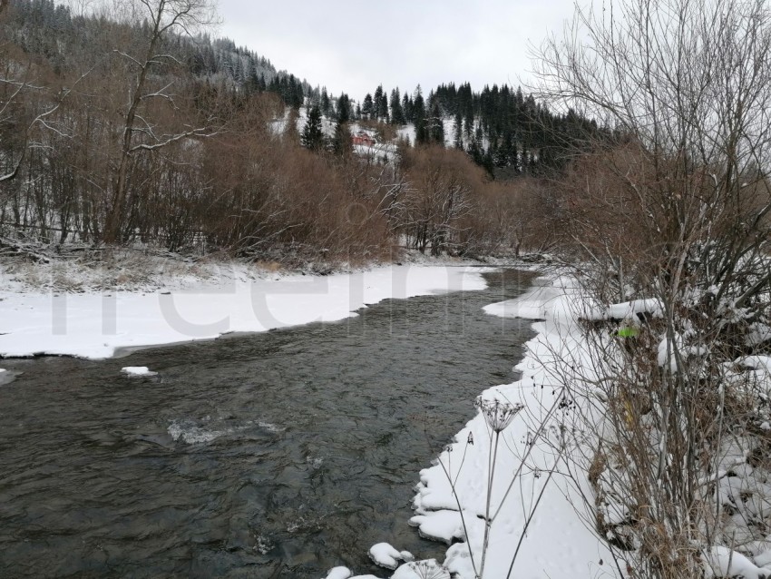 Río congelado paisaje de invierno