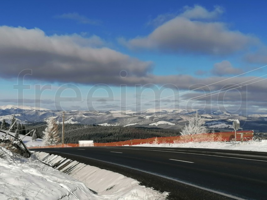 Hermoso paisaje de invierno con montaña en Rumanía