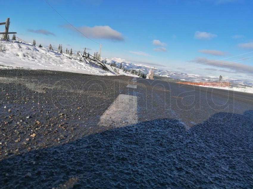 Foto cerca dl asfalto con fondo montaña con nieve