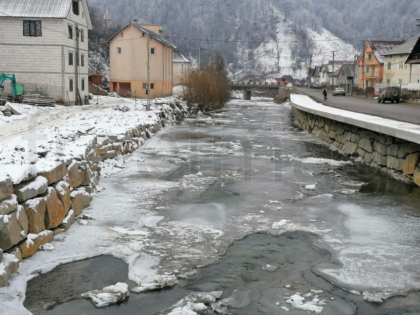 Río congelado en temporada de invierno
