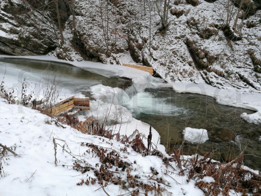Río con cascada congelada en temporada de en invierno invierno
