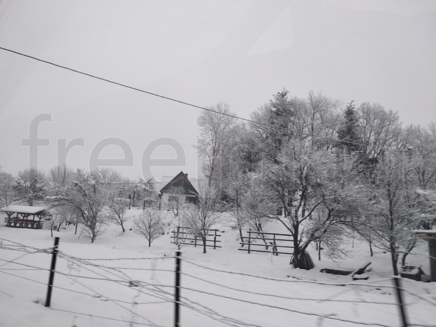 Invierno en el pueblo, paisaje estacional, alivio, vista montañosa casas de madera paisaje nevado