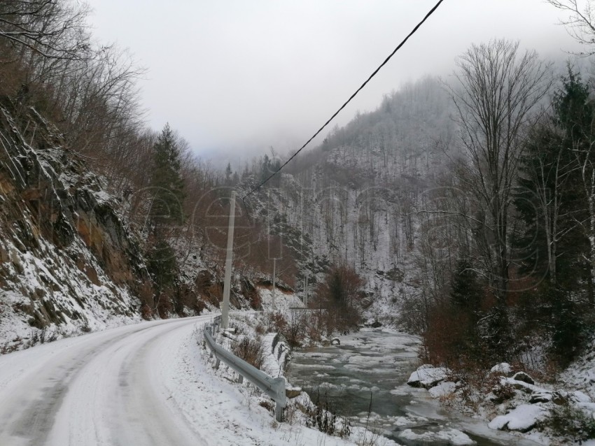 Paisaje de invierno río y bosque en Transilvania