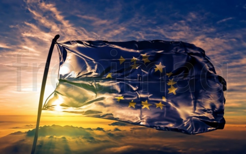 Bandera de la Unión Europea ondeando en la brisa contra el cielo del atardecer