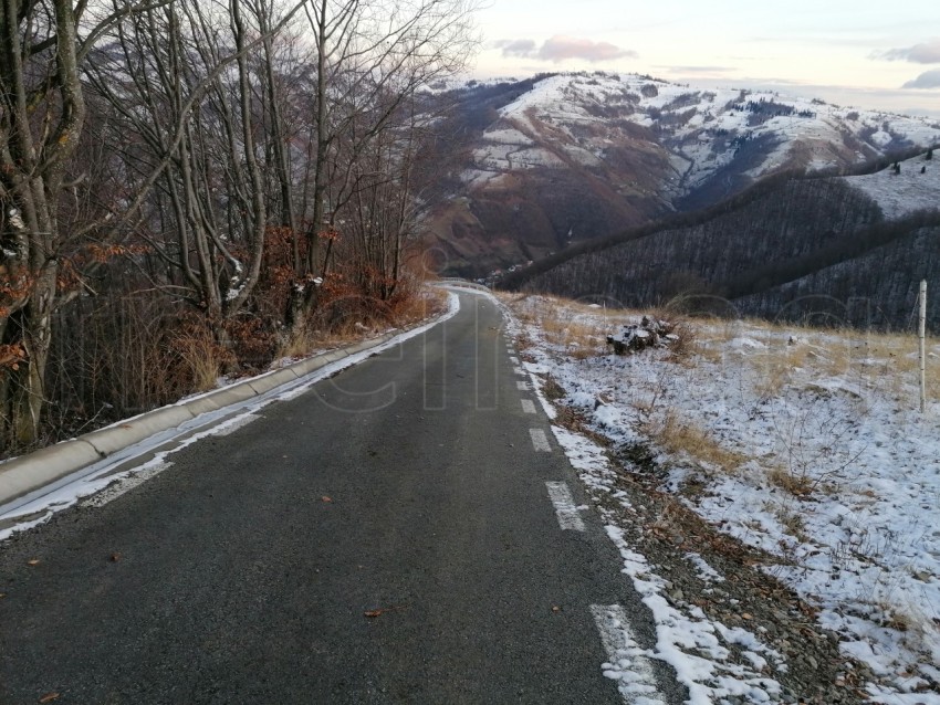 Carretera en la montaña temporada de invierno.