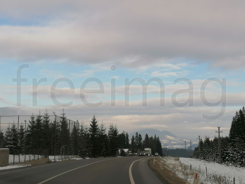 Paisaje de invierno carretera en los Cárpatos