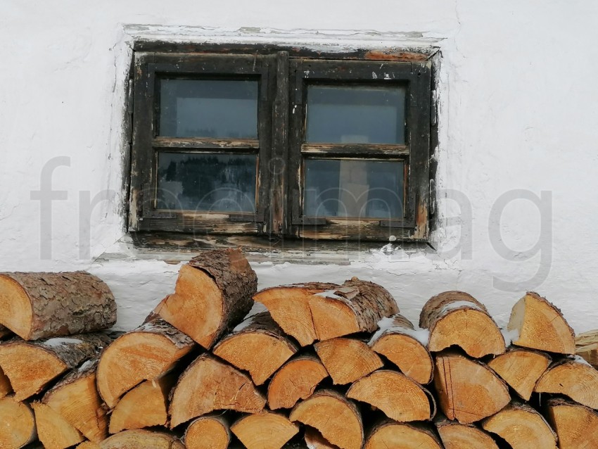 Trozo de madera y ventana antigua fondo pared blanco