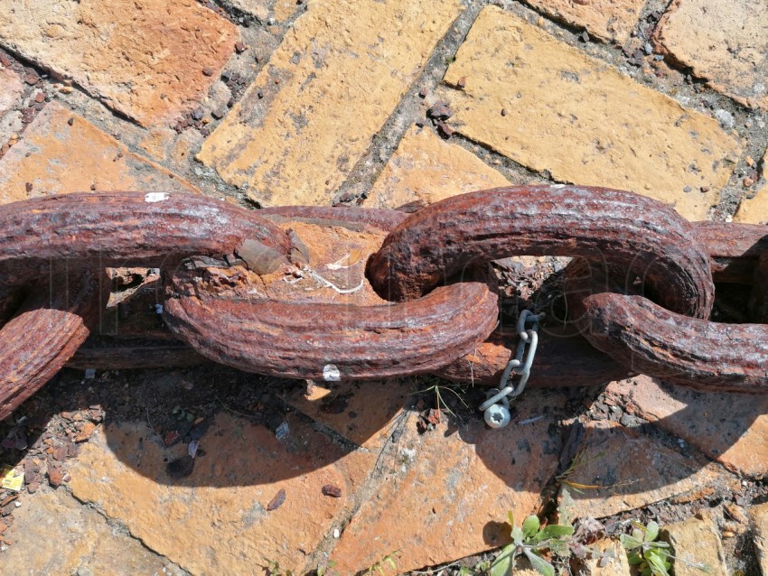 Cadena de hierro oxidada en España