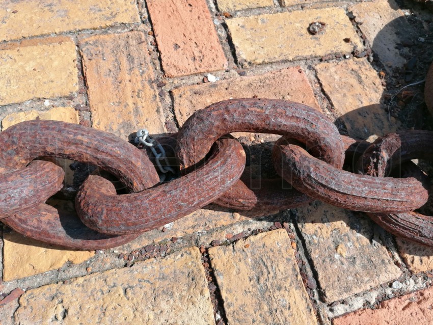 Cadena de hierro oxidada en España