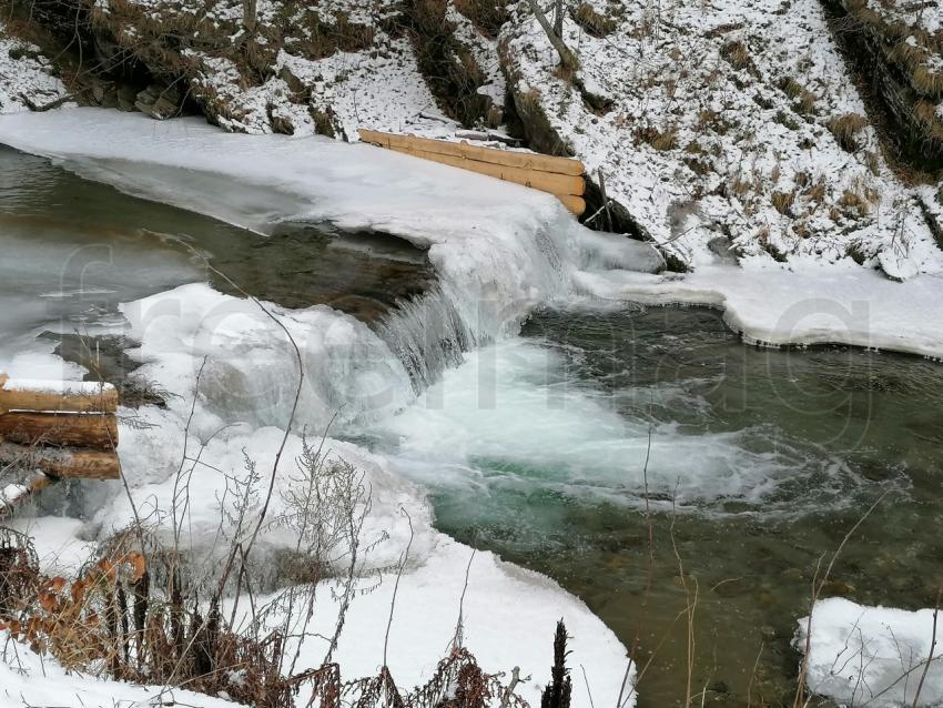 Imagen de cascada con hielo en temporada de invierno
