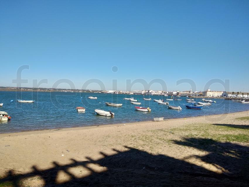 Isla Cristina, Huelva, España. Vistas de barcos sobre mar azul