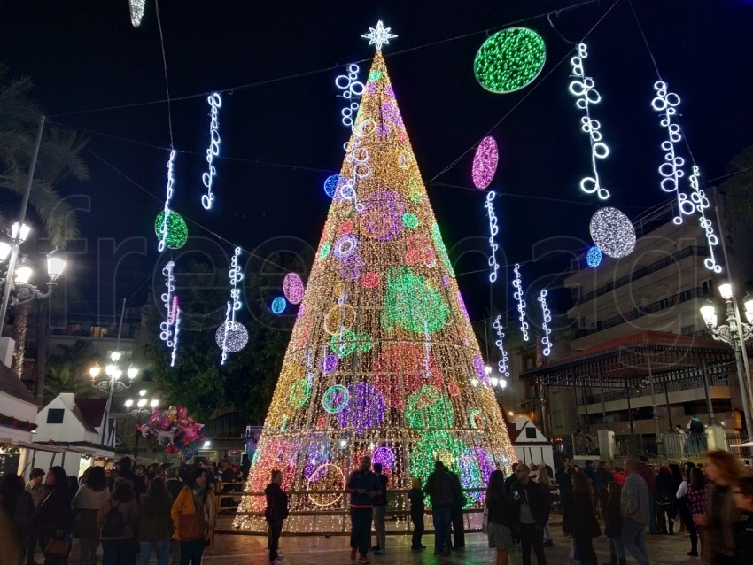 Árbol de navidad hecho de luces en España