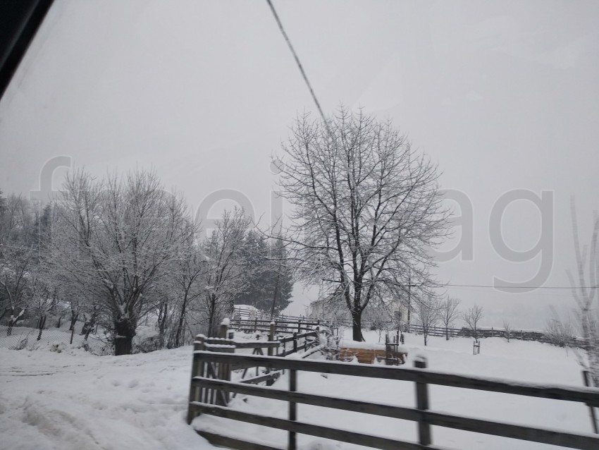 Paisaje de invierno en los Cárpatos de Rumanía, Transilvania.