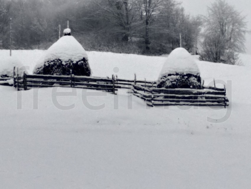 Paisaje invernal en las zonas rurales de la región de Transilvania, Rumania,