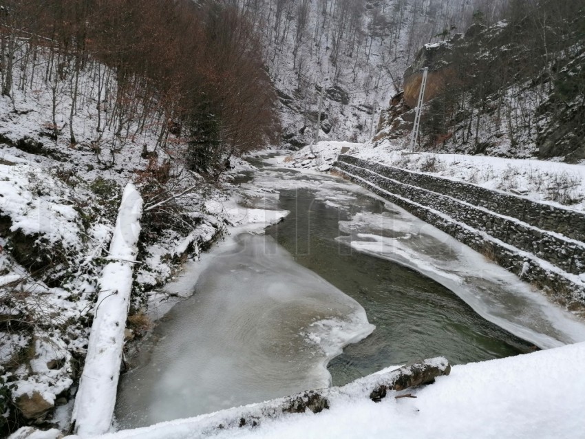 Río congelado en los Cárpatos de Rumanía