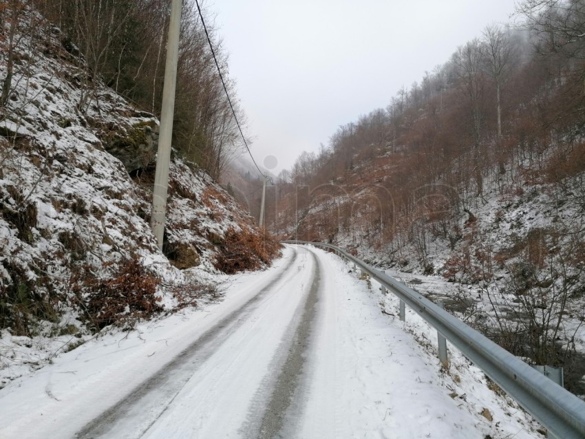 Paisaje de invierno carretera cubierta de nieve