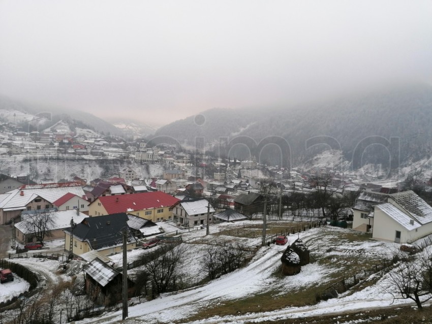 Pueblo de montaña en Transilvania temporada de invierno