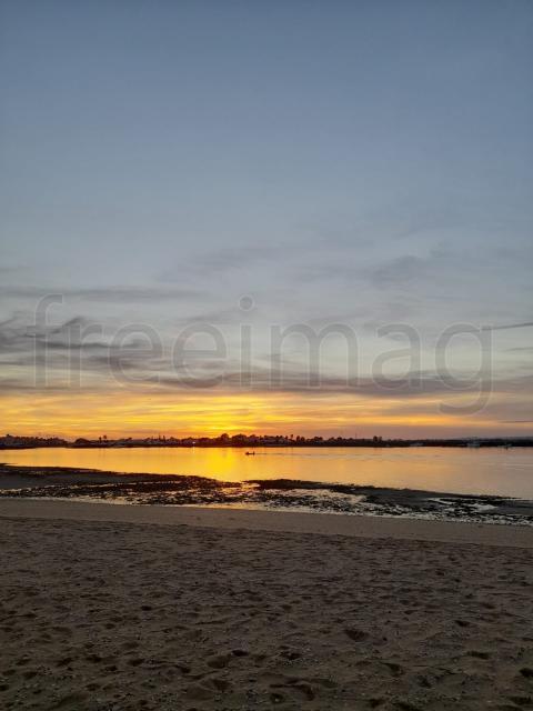 Horizonte Dorado en Isla Cristina, Huelva, España  Puesta de sol