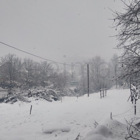 Paisaje de invierno en los Cárpatos de Rumanía, Transilvania.