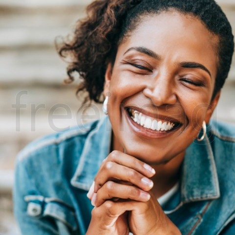 Imagen de Mujer orando y sonriendo