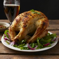 Un plato de pollo asado sazonado con hierbas y verduras